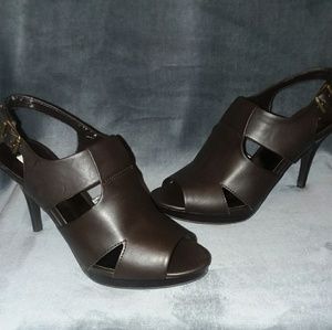 Vera Wang Suneli brown leather strapped heel